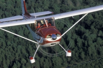 Cessna180_flying